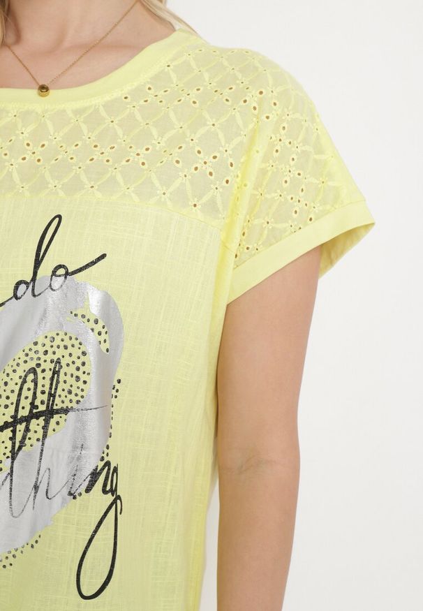 Born2be - Żółta Bluzka z Lnem Ozdobiona Ażurowym Wzorem i Nadrukiem Sirettama. Kolor: żółty. Materiał: len. Wzór: aplikacja, ażurowy, nadruk. Sezon: lato. Styl: elegancki