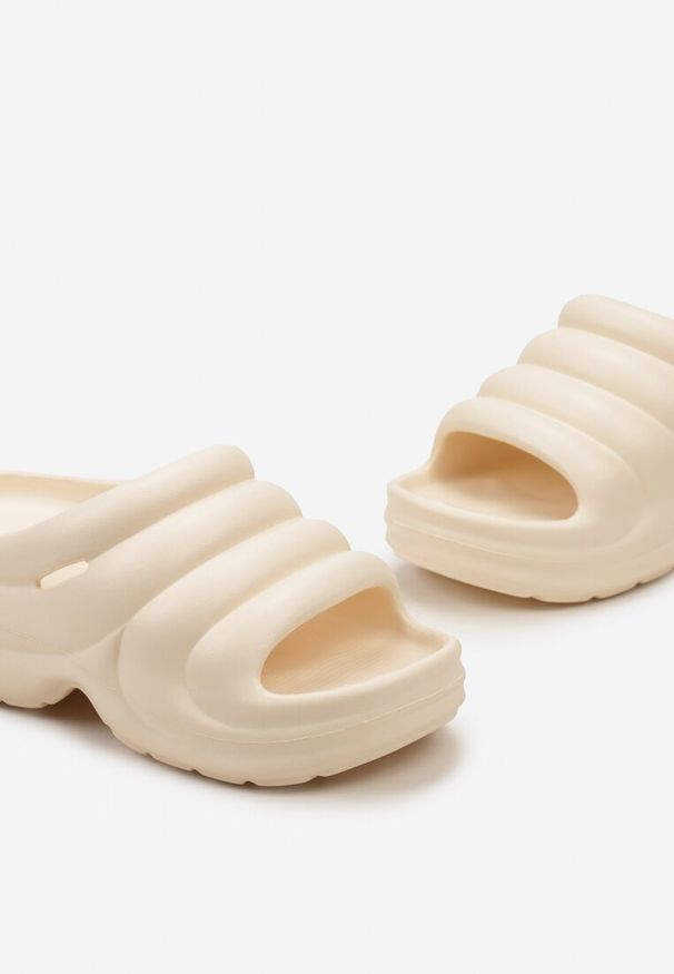 Renee - Jasnobeżowe Designerskie Gumowe Klapki z Okrągłym Noskiem Vilnira. Nosek buta: okrągły. Kolor: beżowy. Materiał: guma. Obcas: na obcasie. Wysokość obcasa: niski
