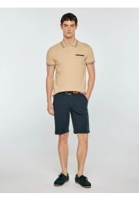 Big-Star - Koszulka męska polo z kontrastowym wykoŅczeniem beżowa Polos 801. Typ kołnierza: polo. Kolor: beżowy. Materiał: dzianina, skóra. Wzór: nadruk. Sezon: lato. Styl: elegancki #1