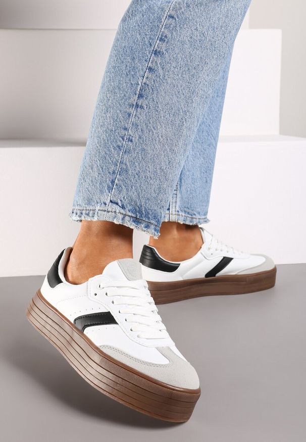 Renee - Białe Sneakersy na Niskiej Platformie z Ekozamszowymi Wstawkami Irisca. Okazja: na co dzień. Nosek buta: okrągły. Kolor: biały. Materiał: jeans. Wzór: kolorowy. Sezon: lato, wiosna. Obcas: na platformie