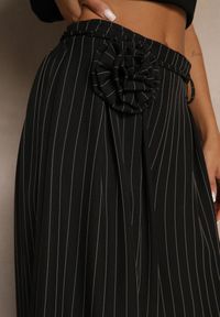 Renee - Czarne Spodnie Palazzo High Waist Ozdobione Broszką Kwiatem Folassea. Stan: podwyższony. Kolor: czarny. Wzór: aplikacja, kwiaty #5