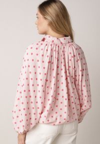 Born2be - Różowa Bluza w Groszki z Wiskozą o Nietoperzowym Kroju z Kołnierzykiem Rayo. Okazja: na co dzień, do pracy. Kolor: różowy. Materiał: wiskoza. Wzór: grochy. Styl: casual, elegancki, retro #5