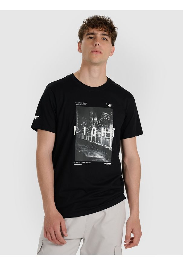 4f - 4F T-shirt regular z nadrukiem męski - czarny S. Okazja: na co dzień. Kolor: czarny. Materiał: jersey, bawełna, materiał. Długość rękawa: krótki rękaw. Długość: krótkie. Wzór: nadruk. Styl: sportowy, klasyczny, casual