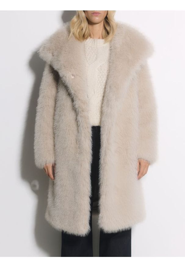 Reserved - Płaszcz ze sztucznego futra - jasnoszary. Kolor: szary. Materiał: futro