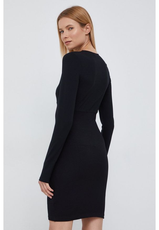 Calvin Klein Jeans sukienka kolor czarny mini dopasowana. Kolor: czarny. Materiał: dzianina. Wzór: gładki. Typ sukienki: dopasowane. Długość: mini