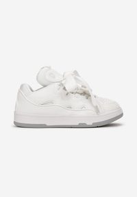 Born2be - Białe Sneakersy z Ozdobnym Sznurowaniem i Szerokim Językiem Vessy. Kolor: biały