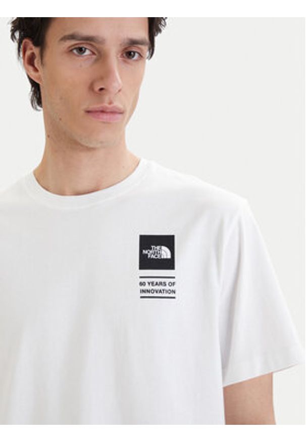 The North Face T-Shirt Icon Celebration NF0A8GAS Biały Regular Fit. Kolor: biały. Materiał: bawełna