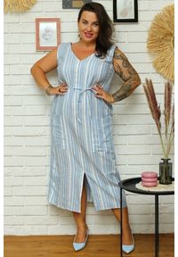 KARKO - Sukienka len z wiskozą prosta z kieszeniami i rozporkiem MICHALINA biało- niebieskie paski PROMOCJA. Okazja: na spotkanie biznesowe, na spacer. Typ kołnierza: dekolt w serek, dekolt w kształcie V. Kolekcja: plus size. Kolor: biały, wielokolorowy, niebieski. Wzór: paski. Typ sukienki: proste. Materiał: len, wiskoza. Długość rękawa: na ramiączkach. Sezon: wiosna, lato. Styl: klasyczny, biznesowy, elegancki #1