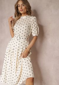 Renee - Jasnobeżowa Rozkloszowana Sukienka Midi z Gumką w Pasie i Ozdobnym Paskiem z Klamrą Abennita. Kolor: beżowy. Materiał: materiał. Wzór: aplikacja. Styl: elegancki. Długość: midi