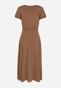 Born2be - Brązowa Sukienka Rozkloszowana z Wiskozą z Poduszkami w Ramionach Awerla. Okazja: na co dzień. Typ kołnierza: dekolt w kształcie V. Kolor: brązowy. Materiał: wiskoza. Długość rękawa: krótki rękaw. Styl: klasyczny, casual, elegancki #6