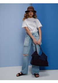 Sinsay - Bawełniana koszulka z nadrukiem na plecach - biały. Kolor: biały. Materiał: bawełna. Wzór: nadruk