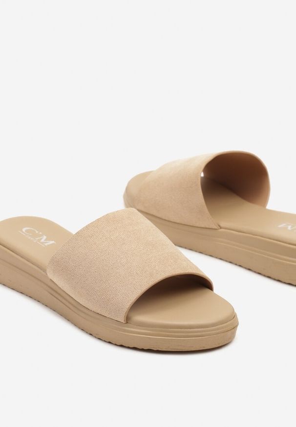 Renee - Ciemnobeżowe Płaskie Klapki w Stylu Basic Delarnis. Okazja: na co dzień, na spacer. Kolor: beżowy. Sezon: lato. Styl: elegancki, casual
