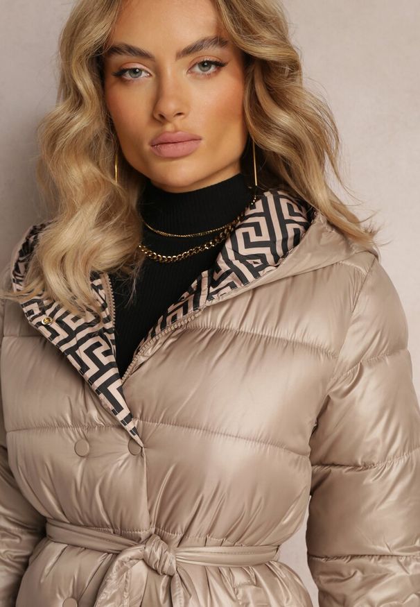 Renee - Beżowa Kurtka Phylenia. Kolor: beżowy. Długość: długie. Wzór: aplikacja. Styl: elegancki