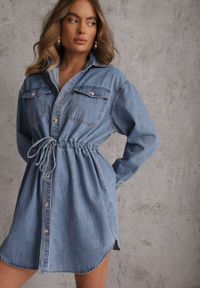 Renee - Niebieska Jeansowa Bawełniana Sukienka Koszulowa z Wiązaniem i Marszczeniem Enatta. Okazja: na co dzień. Kolor: niebieski. Materiał: bawełna, jeans. Wzór: aplikacja. Sezon: lato. Typ sukienki: koszulowe. Styl: casual #6