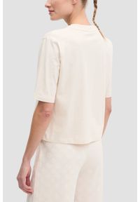 Guess - GUESS Kremowy bawełniany t-shirt damski Colette Boxy, Rozmiar L. Okazja: na co dzień. Kolor: beżowy. Materiał: bawełna. Styl: casual, sportowy #3