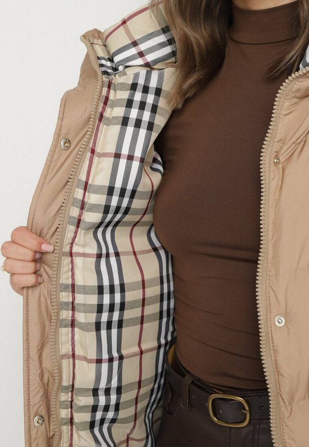 Born2be - Ciemnobeżowa Długa Kurtka Pikowana z Kapturem Genama. Okazja: na co dzień, na spacer. Typ kołnierza: kaptur. Kolor: beżowy. Materiał: poliester, dzianina, jeans. Długość: długie. Styl: casual, klasyczny