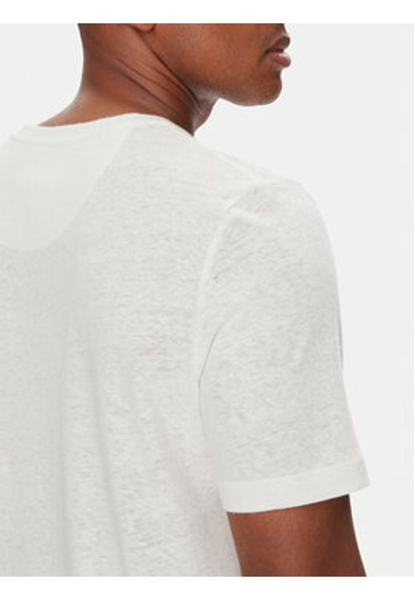 Baldessarini T-Shirt B4 20084.5283 Biały Regular Fit. Kolor: biały. Materiał: len, bawełna