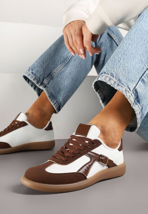 Born2be - Brązowo-Białe Sneakersy w Stylu Kultowych Tenisówek z Ozdobną Klamerką Senaliera. Okazja: na co dzień. Zapięcie: sznurówki. Kolor: brązowy. Materiał: jeans