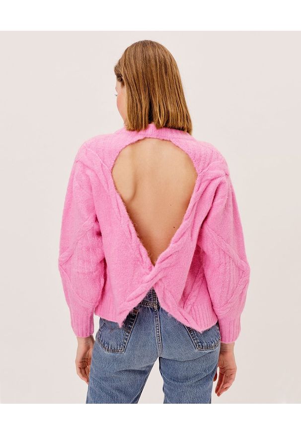 For Love & Lemons - FOR LOVE & LEMONS - Różowy sweter z wycięciem na plecach Carly. Okazja: na co dzień. Kolor: różowy, wielokolorowy, fioletowy. Materiał: jeans, dzianina. Długość rękawa: długi rękaw. Długość: długie. Wzór: ze splotem. Styl: casual