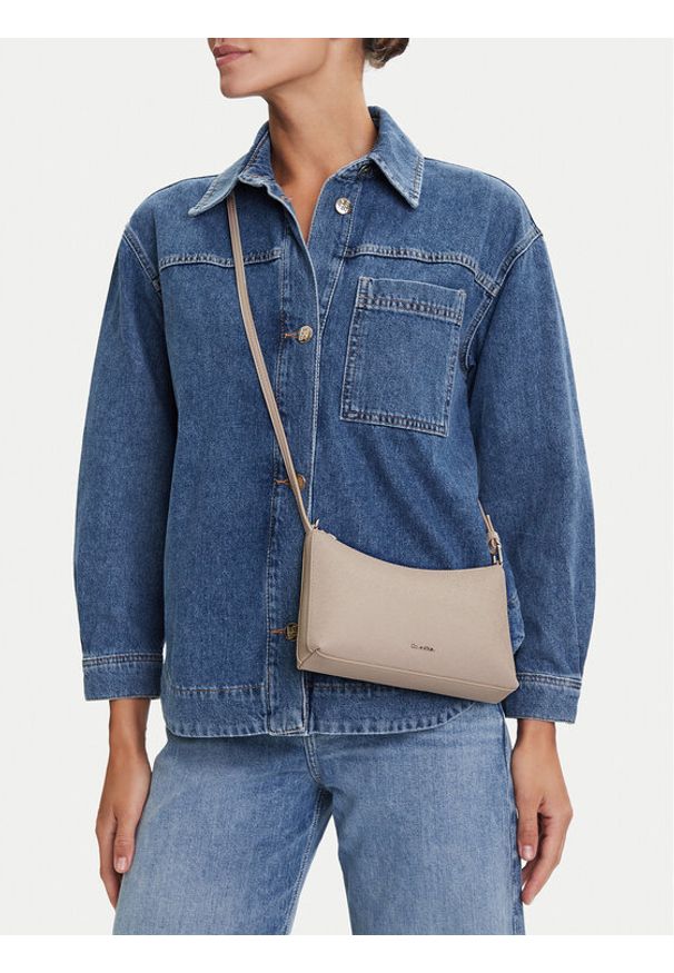 Calvin Klein Torebka Ck Must Aop Conv Logo Jqd Strap LV04F3099G Beżowy. Kolor: beżowy. Materiał: skórzane