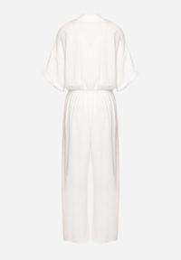 Born2be - Biały Bawełniany Kombinezon z Koszulową Górą i Prostymi Spodniami Namsore. Kolor: biały. Materiał: bawełna. Styl: klasyczny, elegancki #6