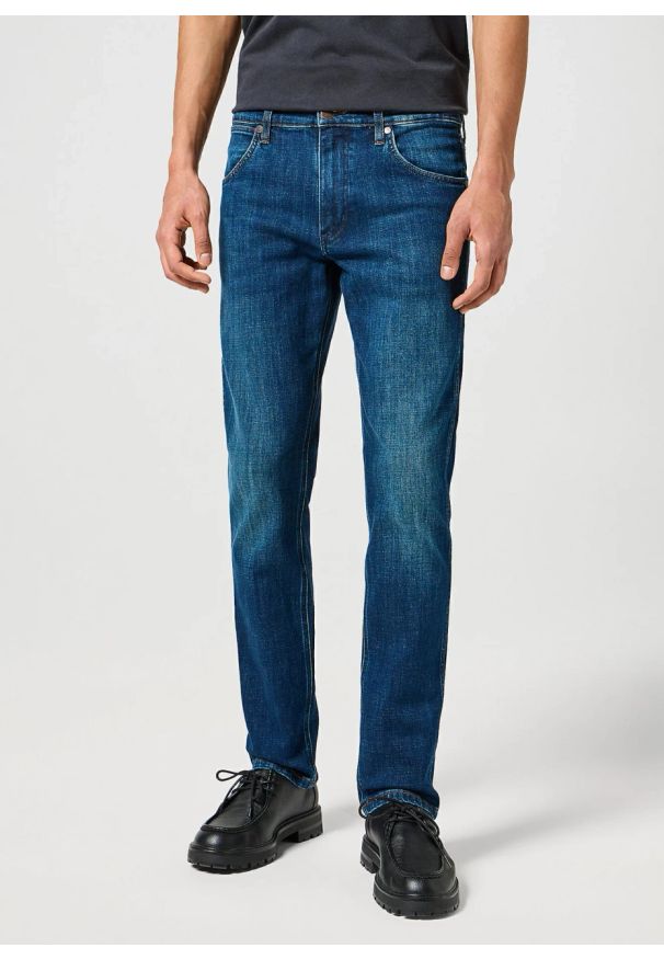 Wrangler - MĘSKIE SPODNIE JEANSOWE WRANGLER GREENSBORO AZURE FADE 112357206