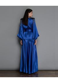 BRONX AND BANCO - Niebieska sukienka maxi Carmen. Typ kołnierza: typu carmen. Kolor: niebieski. Materiał: jedwab, satyna. Typ sukienki: asymetryczne. Długość: maxi