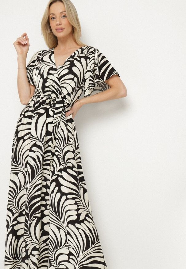 Born2be - Czarna Wiskozowa Sukienka o Kopertowym Kroju w Roślinny Wzór Cinea. Okazja: na co dzień. Kolor: czarny. Materiał: wiskoza. Wzór: nadruk. Typ sukienki: kopertowe. Styl: casual