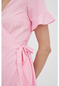 Vero Moda sukienka kolor różowy mini rozkloszowana. Kolor: różowy. Materiał: poliester, tkanina. Długość rękawa: krótki rękaw. Długość: mini