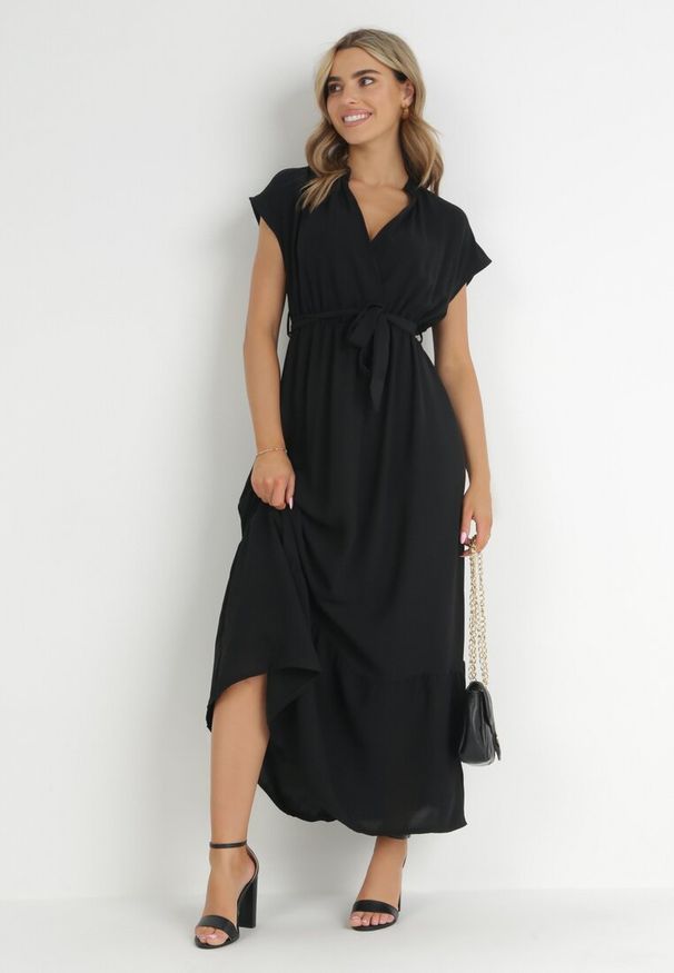 Born2be - Czarna Sukienka Maxi Wiązana W Pasie z Gumką w Talii Vynyndu. Typ kołnierza: dekolt kopertowy, kołnierzyk stójkowy. Kolor: czarny. Długość rękawa: krótki rękaw. Typ sukienki: rozkloszowane, kopertowe. Długość: maxi