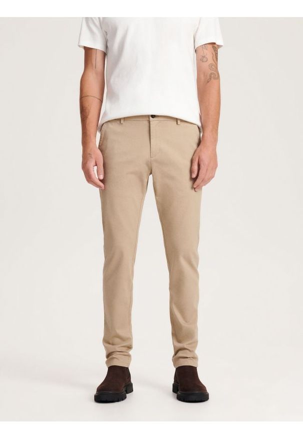 Reserved - Spodnie chino slim fit - beżowy. Kolor: beżowy. Materiał: bawełna, tkanina