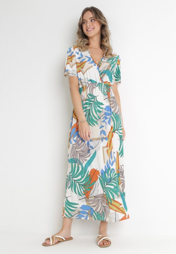 Born2be - Biało-Zielona Sukienka z Kopertowym Dekoltem i Gumkami w Pasie Kensy. Okazja: na co dzień. Typ kołnierza: dekolt w serek. Kolor: biały. Typ sukienki: kopertowe. Styl: casual