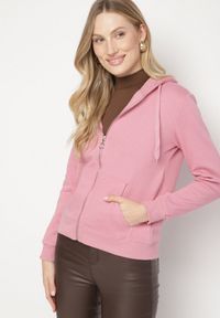 Born2be - Ciemnoróżowa Bluza z Kapturem Zapinana na Suwak Erekai. Okazja: na co dzień. Typ kołnierza: kaptur. Kolor: różowy. Materiał: dzianina, polar. Długość rękawa: długi rękaw. Długość: długie. Wzór: gładki. Styl: casual, sportowy #3