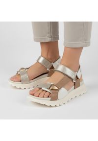 Sandały damskie Hispanitas, cholewka ze skóry naturalnej sportowy fason z regulowanymi paskami odkryta konstrukcja lekka stabilna podeszwa zapewniają. Okazja: na co dzień. Zapięcie: pasek. Kolor: brązowy. Materiał: skóra. Wzór: paski. Sezon: lato. Styl: sportowy #1