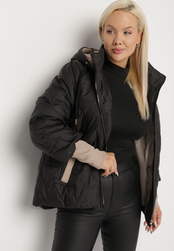 Born2be - Czarna Pikowana Kurtka o Prostym Kroju z Kapturem Tulorisa. Okazja: na co dzień, na spacer. Typ kołnierza: kaptur. Kolekcja: plus size. Kolor: czarny. Materiał: jeans. Wzór: aplikacja. Styl: elegancki, klasyczny, casual