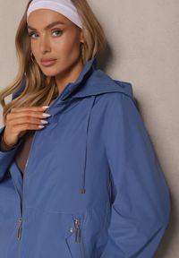 Renee - Niebieska Kurtka w Stylu Wiatrówki z Odpinanym Kapturem Ndivena. Okazja: na co dzień, na spacer. Kolor: niebieski. Materiał: jeans. Styl: sportowy, casual