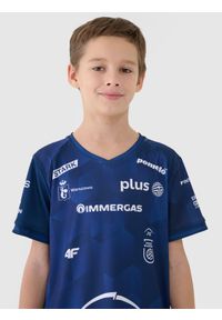 4f - 4F Koszulka meczowa replika wyjazdowa z sezonu 2024/25 dziecięca 4F x PGE Projekt Warszawa - multikolor 134/140 (8-10 lat). Typ kołnierza: dekolt w serek. Kolor: wielokolorowy. Materiał: dzianina, włókno, materiał, syntetyk. Wzór: gładki, ze splotem. Sezon: lato. Styl: klasyczny, sportowy