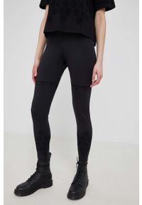 Desigual legginsy damskie kolor czarny z aplikacją. Kolor: czarny. Materiał: dzianina. Wzór: aplikacja