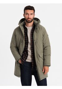 Ombre Clothing - Klasyczna męska długa kurtka typu parka – oliwkowa V3. Typ kołnierza: kaptur. Kolor: oliwkowy. Materiał: guma, syntetyk, poliester, materiał. Długość: długie. Wzór: gładki, aplikacja. Styl: klasyczny
