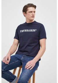 Trussardi Jeans - Trussardi T-shirt bawełniany kolor granatowy z nadrukiem. Kolor: niebieski. Materiał: bawełna. Wzór: nadruk #1