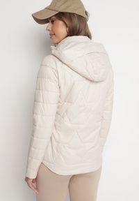 Born2be - Ciemnobeżowa Pikowana Kurtka z Odpinanym Kapturem Noridi. Okazja: na co dzień. Kolor: beżowy. Materiał: jeans. Styl: klasyczny, casual, elegancki #2