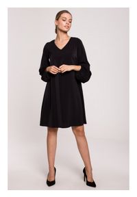 Stylove - S273 Sukienka z szerokimi rękawami i dekoltem - czarna. Kolor: czarny