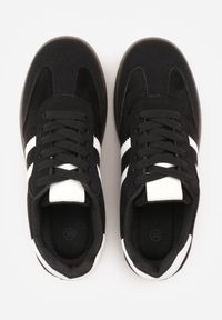Born2be - Czarno-Białe Sneakersy z Imitacji Zamszu na Płaskiej Podeszwie Memeriana. Kolor: czarny. Materiał: zamsz. Szerokość cholewki: normalna. Obcas: na płaskiej podeszwie #2