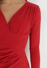 Born2be - Czerwona Sukienka Mini Taliowana z Ozdobnym Marszczeniem Raffir. Kolor: czerwony. Wzór: aplikacja. Długość: mini #5