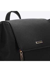Wittchen - Damski plecak z ekoskóry z pionowymi kieszeniami czarny. Kolor: czarny. Materiał: skóra ekologiczna. Wzór: paski. Styl: klasyczny, elegancki