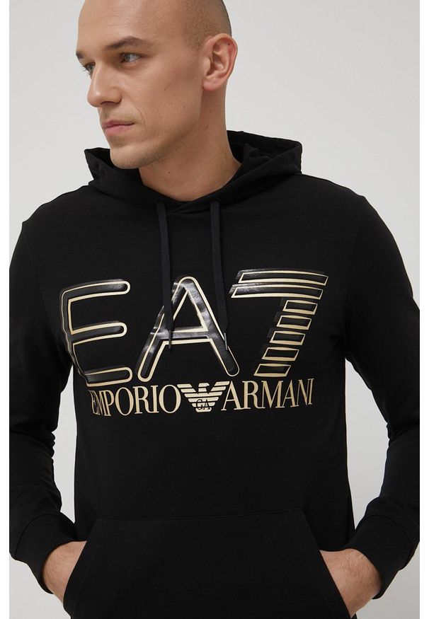 EA7 Emporio Armani Bluza bawełniana 3LPM45.PJFGZ męska kolor czarny z kapturem z nadrukiem. Okazja: na co dzień. Typ kołnierza: kaptur. Kolor: czarny. Materiał: bawełna. Wzór: nadruk. Styl: casual