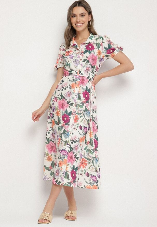 Born2be - Jasnobeżowa Rozkloszowana Sukienka o Koszulowym Kroju z Paskiem w Kwiatowy Wzór Fevelorine. Okazja: na co dzień. Kolor: beżowy. Wzór: kwiaty. Typ sukienki: koszulowe. Styl: casual