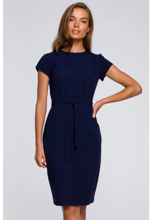 Sukienki.shop - Sukienka ołówkowa z modelującymi przeszyciami granatowa. Okazja: na spotkanie biznesowe, do pracy, na komunię. Kolor: czarny, niebieski, czerwony. Długość rękawa: krótki rękaw. Typ sukienki: ołówkowe. Styl: biznesowy, elegancki, klasyczny, wizytowy
