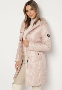 Born2be - Złoto-Różowa Kurtka z Pikowanymi Przeszyciami Kapturem i Wiązanym Paskiem Erlexie. Okazja: na spacer, na co dzień, na spotkanie biznesowe, do pracy. Kolor: złoty. Materiał: dzianina, jeans. Styl: casual, klasyczny, biznesowy #5