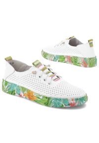 Półbuty damskie Artiker, cholewka ze skóry naturalnej perforowana struktura i zaokrąglony nosek, białe, 58C0441. Okazja: na co dzień. Kolor: biały. Materiał: skóra. Szerokość cholewki: normalna #6